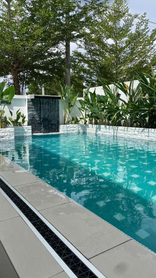 B&B Malakka - Bukit katil Villa Anjung Kaseh Peaceful 4 bedroom Villa With Swimming Pool - Bed and Breakfast Malakka