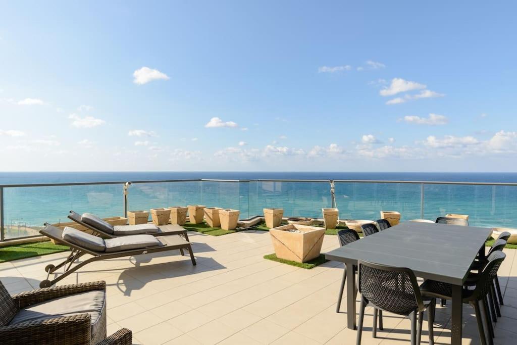 B&B Netanja - Jacuzzi Penthouse with wide Sea View in Natanya - Bed and Breakfast Netanja