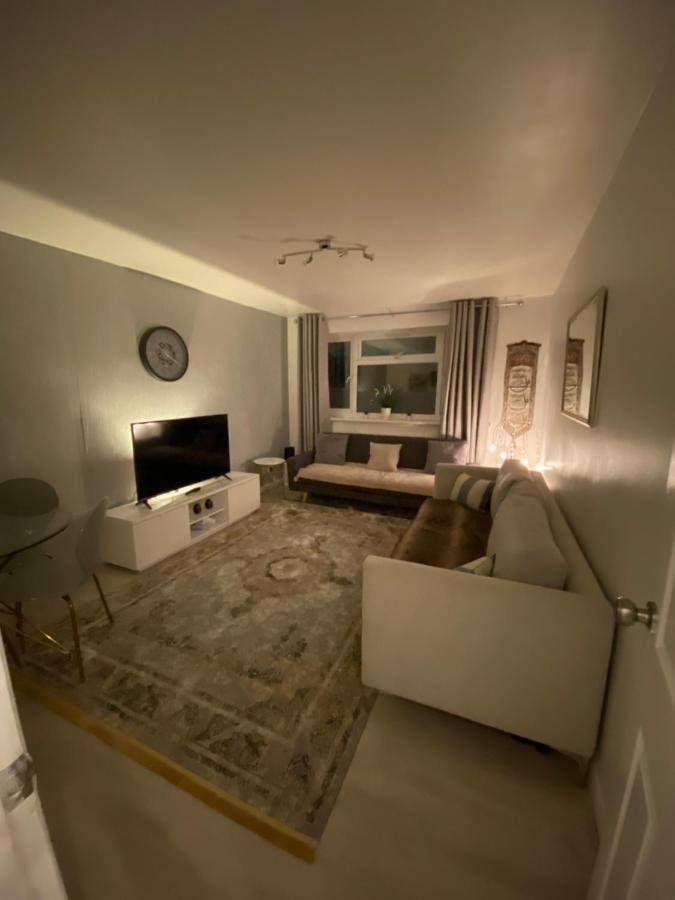 B&B London - One Bedroom Flat in Chiswick W4 - Bed and Breakfast London