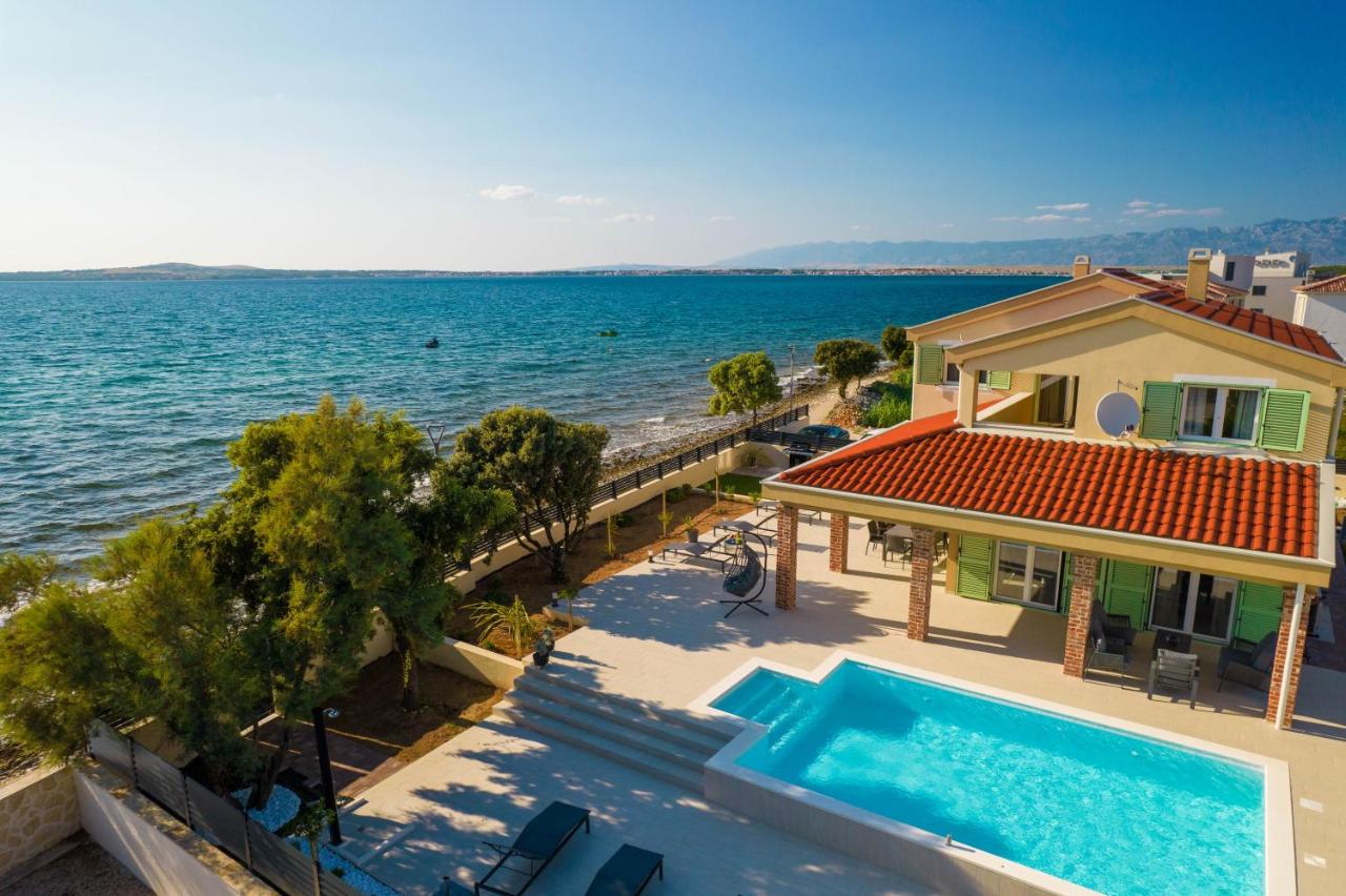 Beach front villa with heated pool, jacuzzi, fantastic view, the sound of the waves - by Traveler tourist agency Krk ID 2404 - Chambres d'hôtes Privlaka