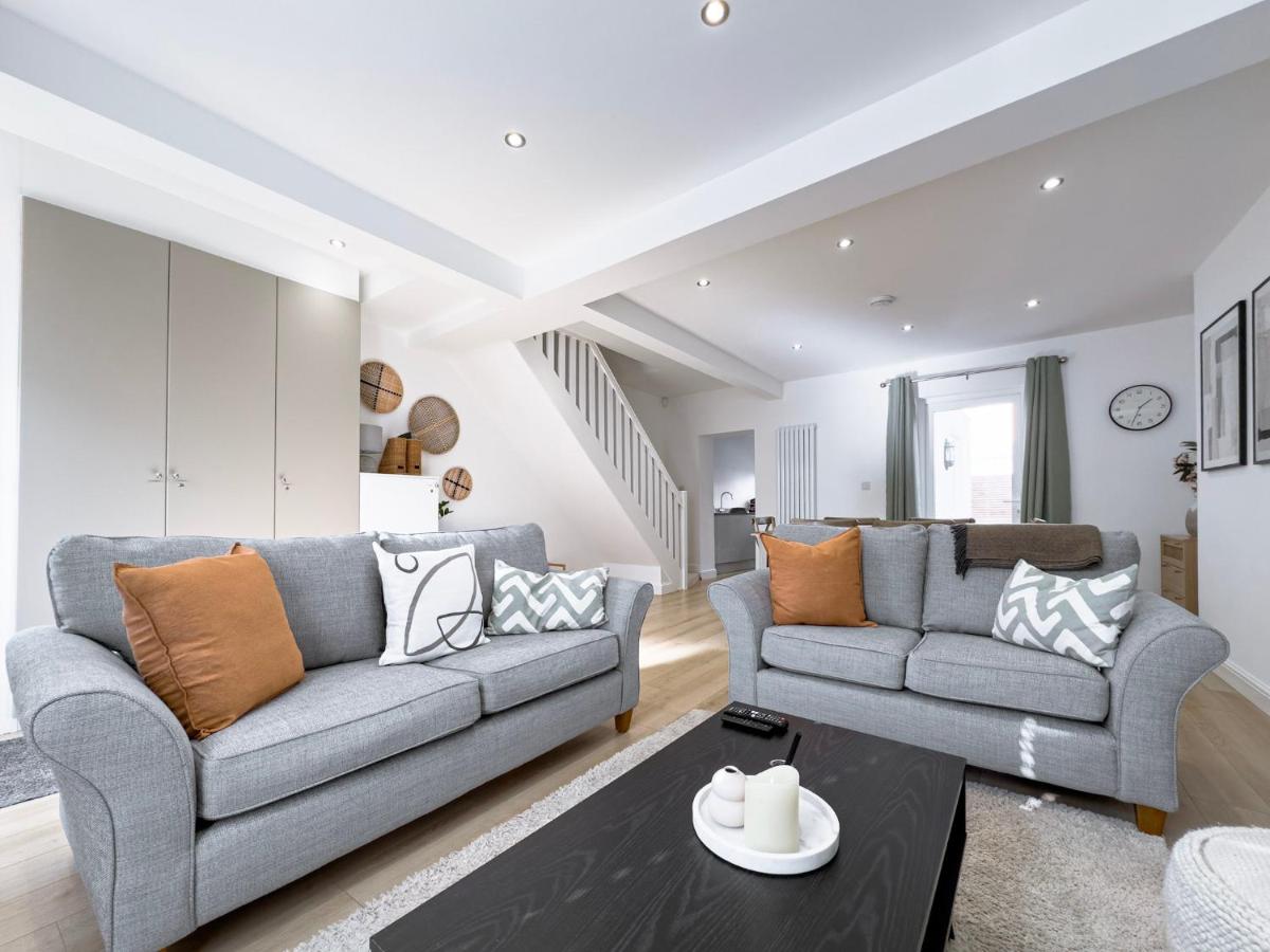 B&B Budleigh Salterton - Salters Cottage - Stunning Modernised 3 BR Home Just Steps From the Beach - Bed and Breakfast Budleigh Salterton