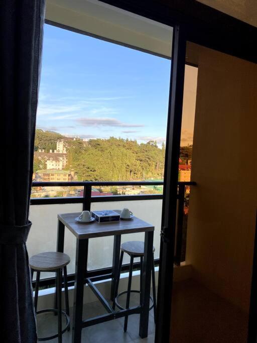Chic Studio Unit with a Balcony and a View in Megatower Residences 3 - B&B