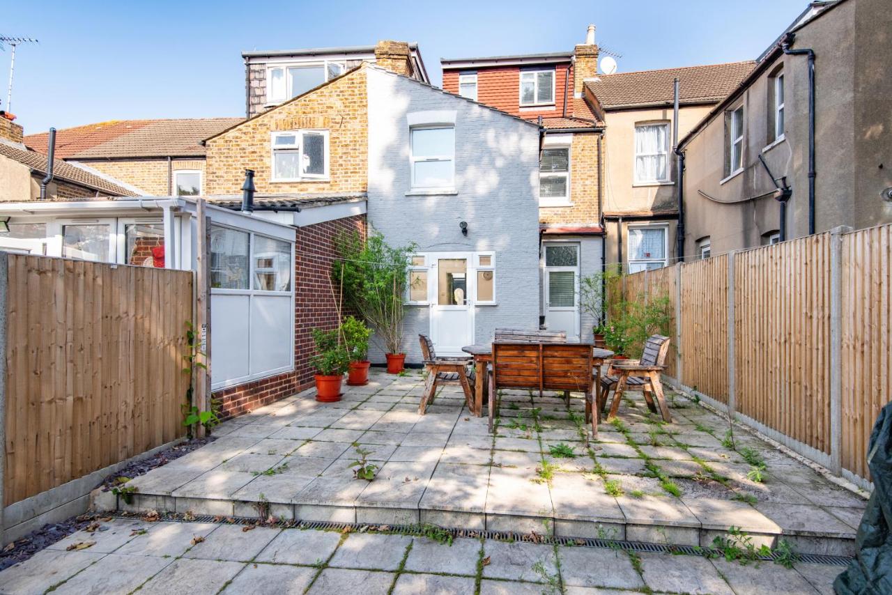 Single Room with a shared Kitchen and bathroom in a 5-Bedroom House at Hanwell - Chambres d'hôtes Hanwell