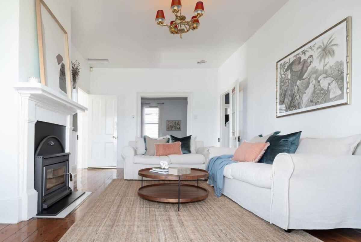 Central Elegance: Cottage Gem with Parking - B&B