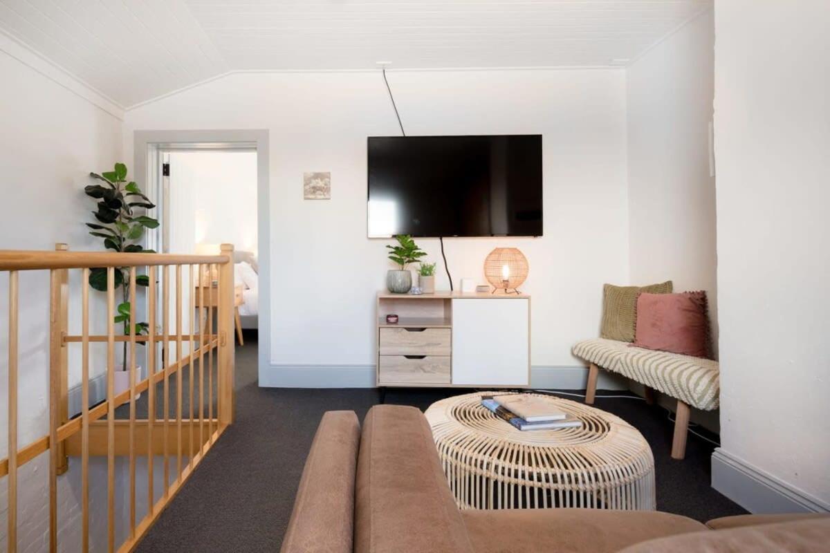 B&B Launceston - Little City Cottage with Free Onsite Parking - Bed and Breakfast Launceston