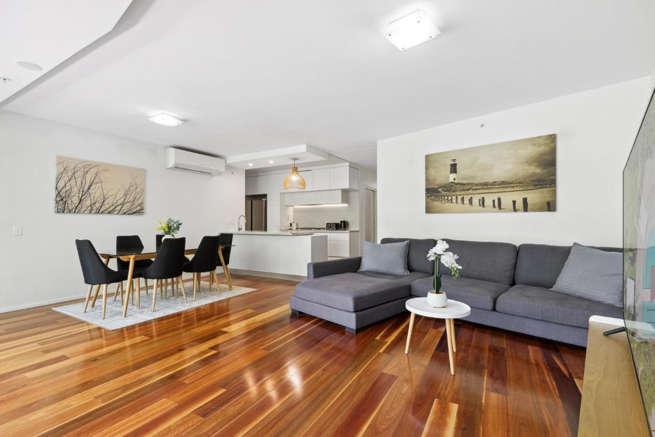 B&B Brisbane - 3-Bed Luxurious Retreat by Brisbane River & CBD - Bed and Breakfast Brisbane