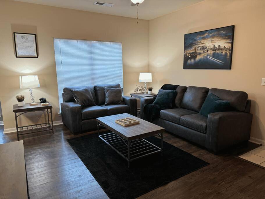 Magnolia Serenity: 2BD/1BA w/ Gym, Pool, BBQ Grill - Ferienwohnung