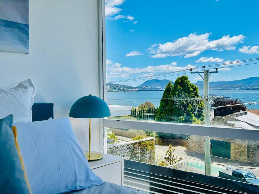 B&B Hobart - The Tassie - Luxury with panoramic water views - Bed and Breakfast Hobart