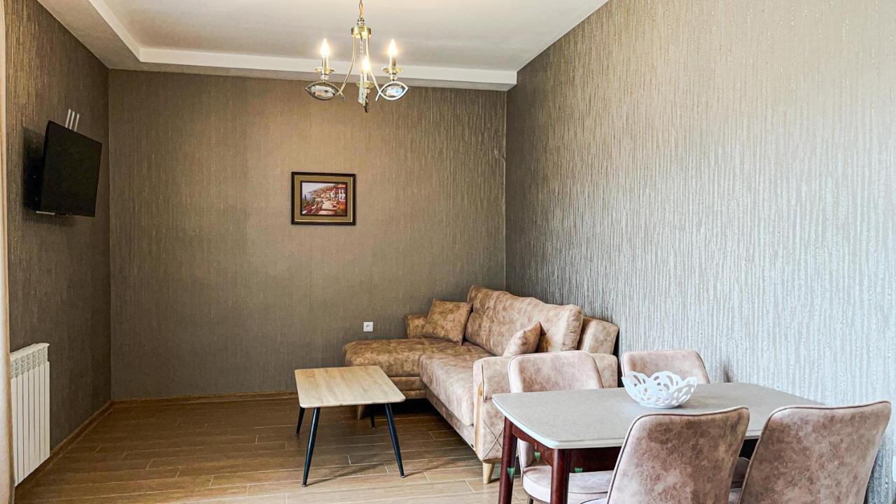 Family Room with Garden View