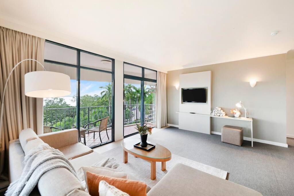 Corner Balcony Suite on the Esplanade with Pool - B&B
