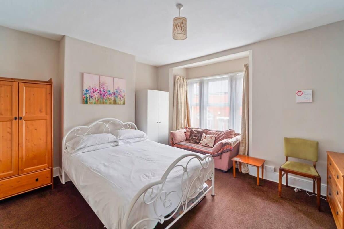 B&B Wolverhampton - 4 Bed Homely Retreat - Wolverhampton - Bed and Breakfast Wolverhampton