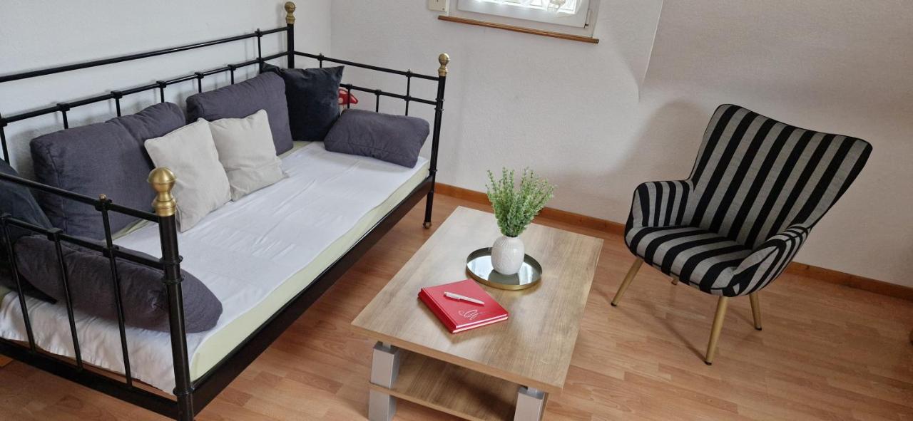 B&B Neunkirchen - Ferienwohnung Haus Ella - Bed and Breakfast Neunkirchen