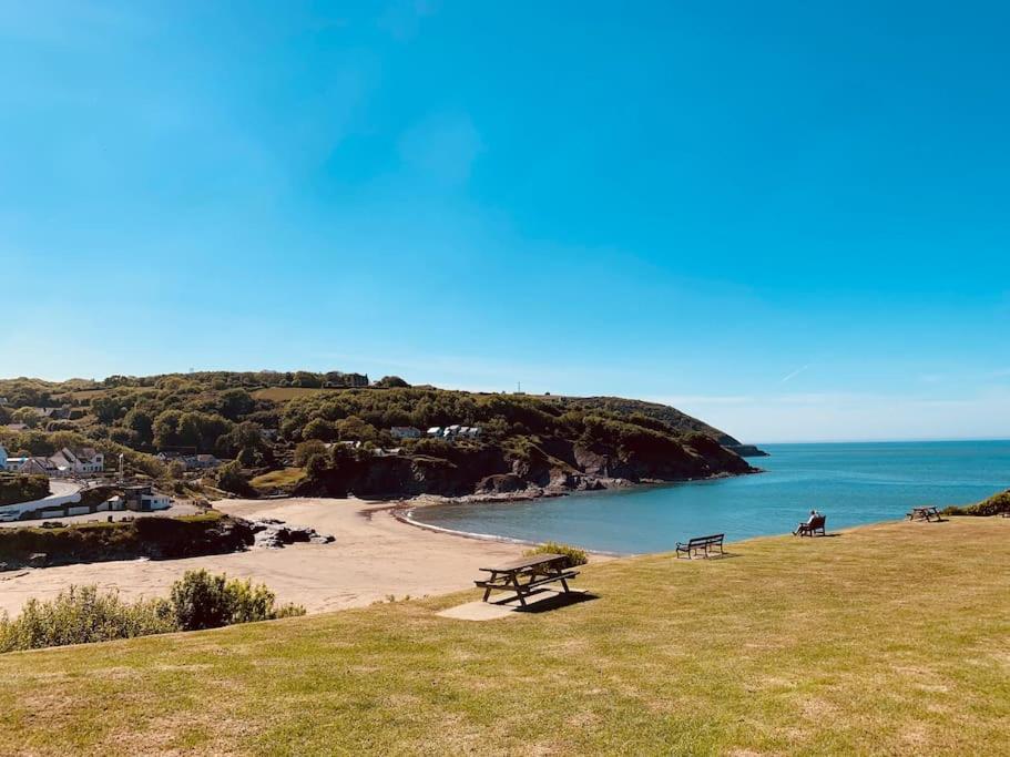 2 Headland Place Aberporth (Beautiful sea views, 1 min walk to beach) - Chambres d’hôtes