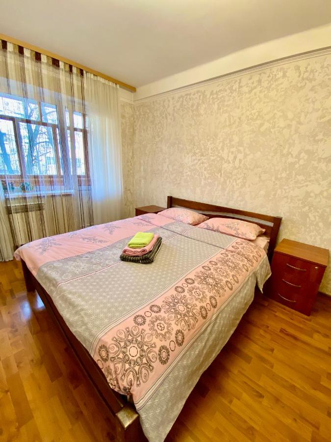 B&B Kyiv - Квартира на Воскресенці, поруч метро Лівобережна, Інститут Серця, МВЦ - Bed and Breakfast Kyiv