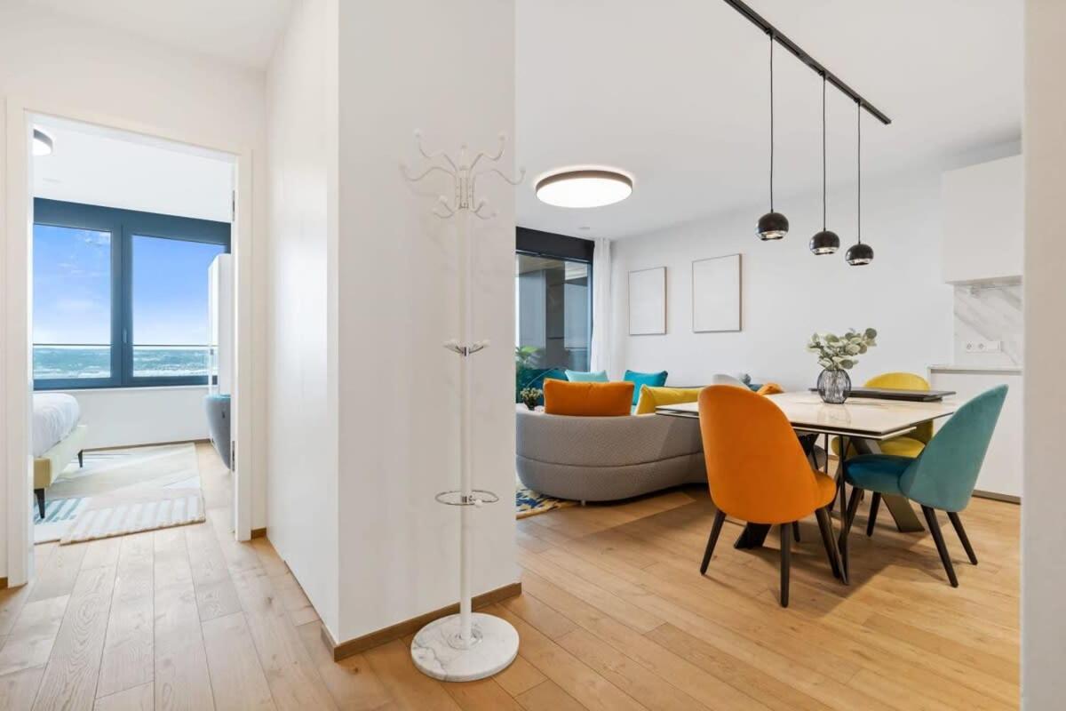 Stylish and Luxurious Apt with Pool & Gym - Bed and Breakfast