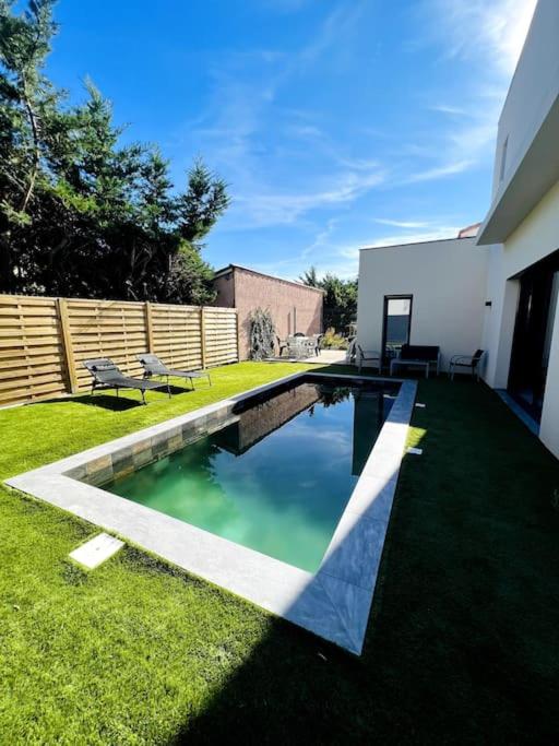 Détente et Plaisir : Villa Moderne avec Piscine - B&B