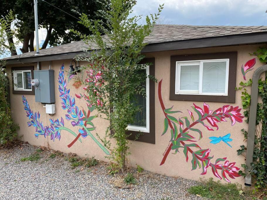 Zootown Bungalow - B&B