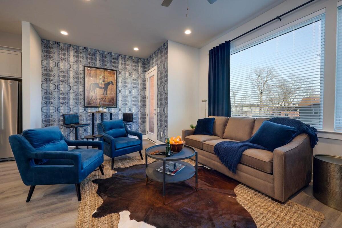 New Lux Townhome 6 mins to DT Rooftop Sleeps 12 - Bed and Breakfast