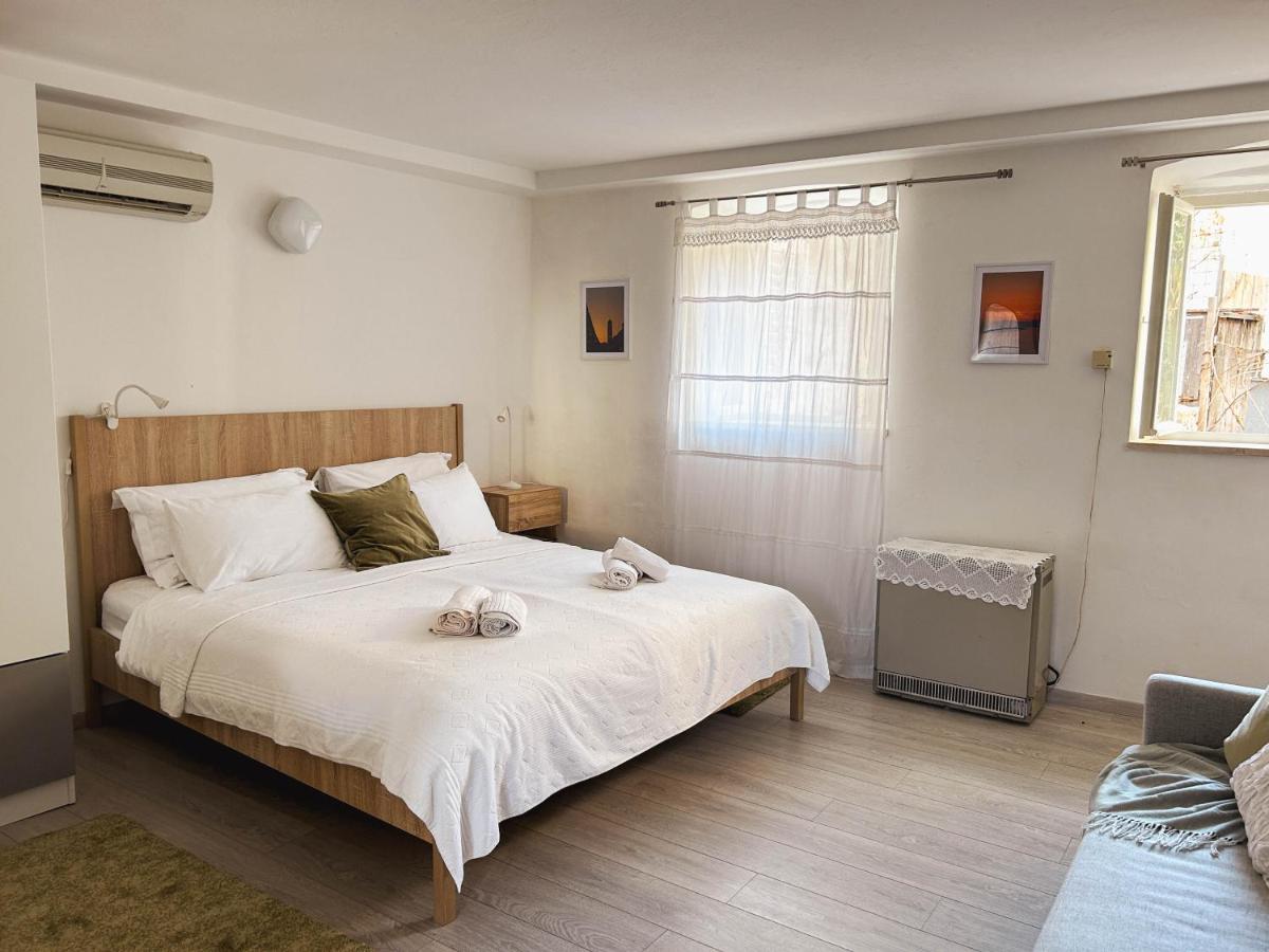 Monolocale con Divano-Letto