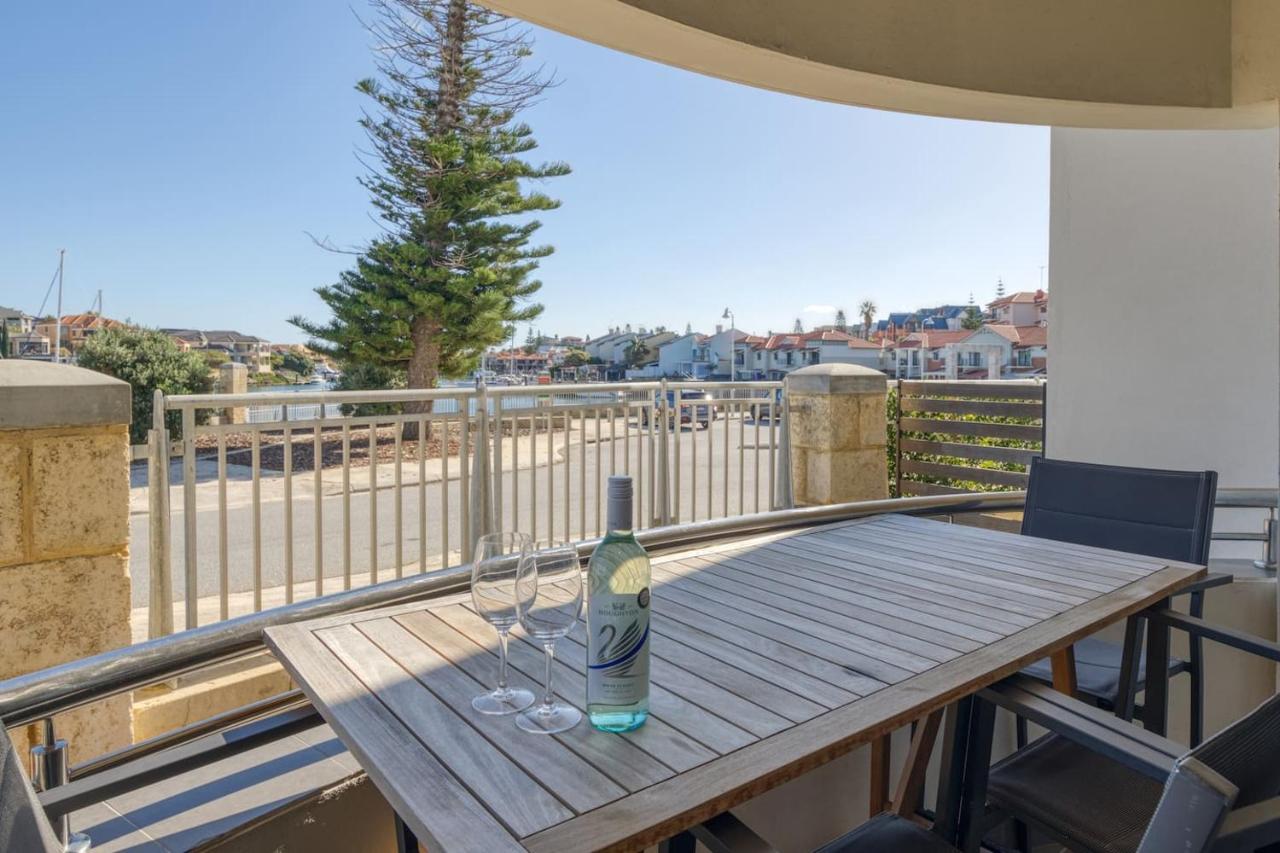 Boardwalk Bliss - Explore the Lively Mindarie Marina - B&B