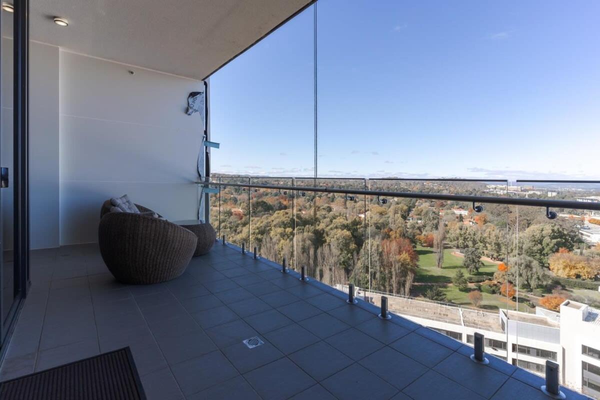 B&B Canberra - 1-Bed with Amazing Views, Pool, Gym, BBQ & Parking - Bed and Breakfast Canberra