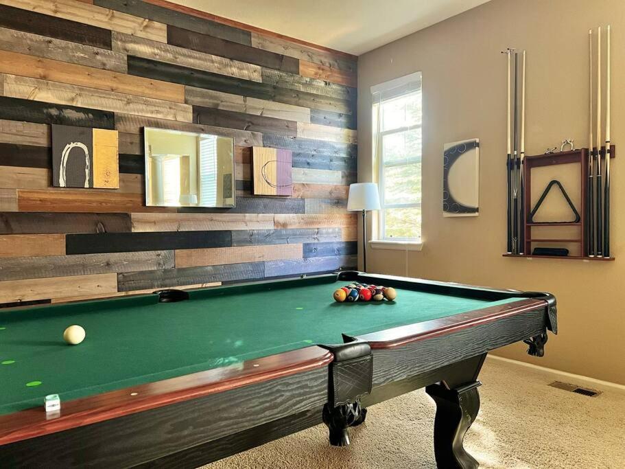 Large 5BR 4,5Bath Retreat - Gym - Games - Office - I-25 - Ferienwohnung