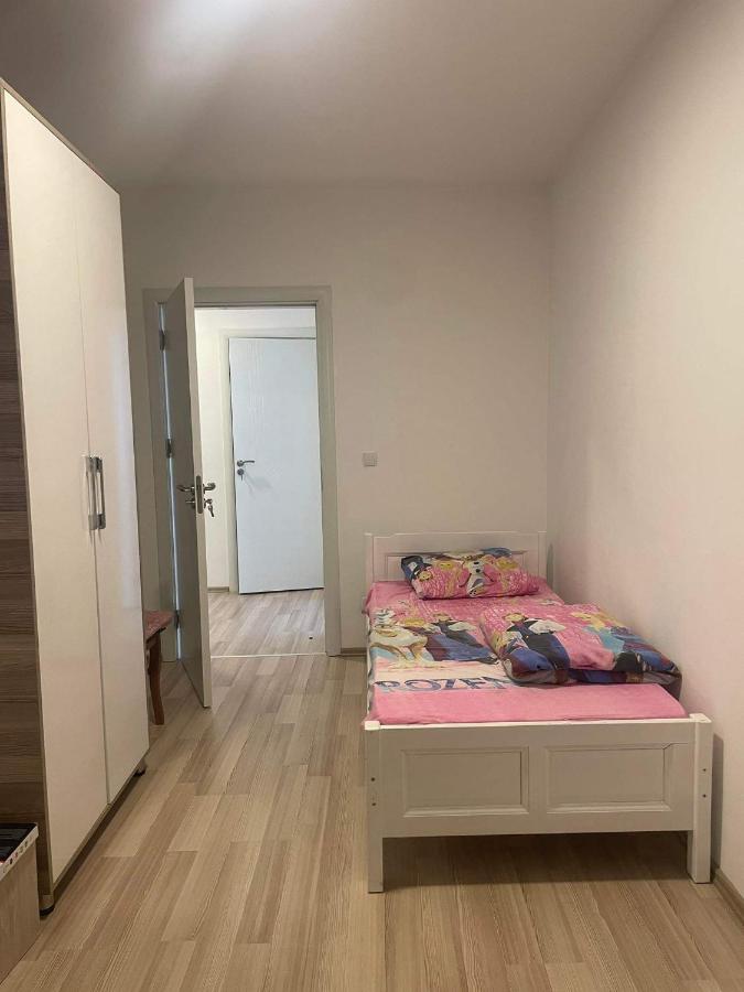 B&B Pristina - 3 bedroom flat, 2 bathrooms, 3 balconies,2nd floor, furnished, near shops and amenities and main road, location Fushe Kosovo Prishtine - Bed and Breakfast Pristina