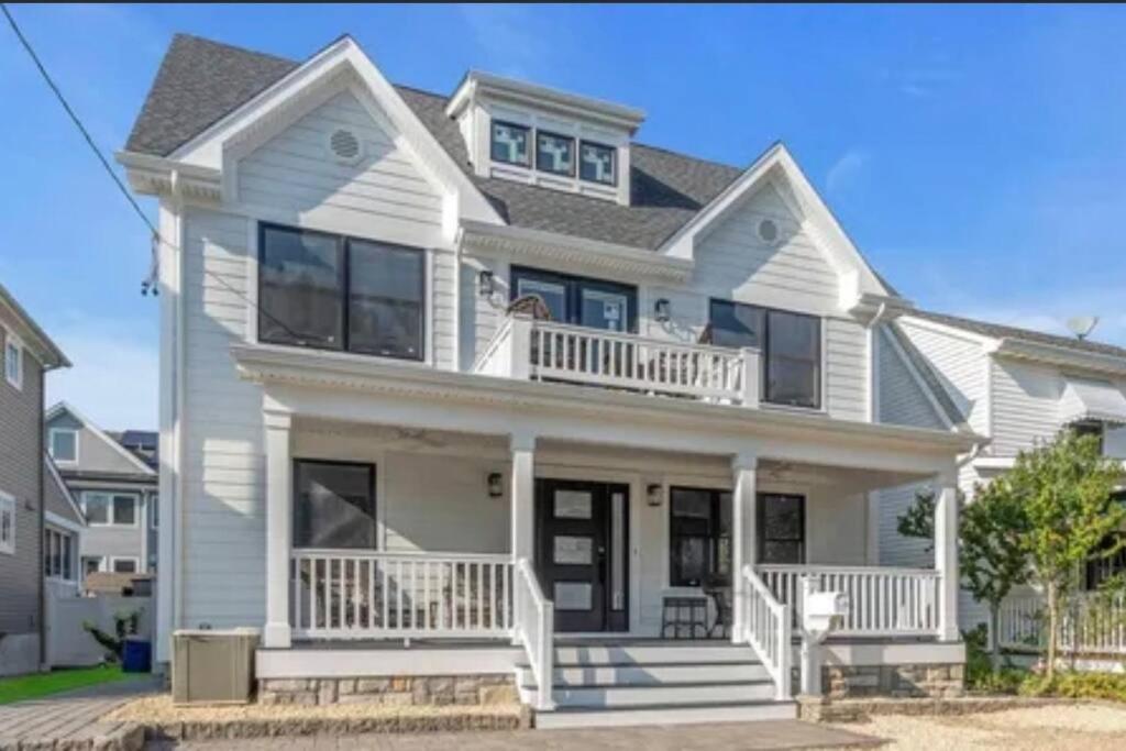 B&B Belmar - Belmar NJ 5 Min Walk to Beach, Sleeps 16+ - Bed and Breakfast Belmar