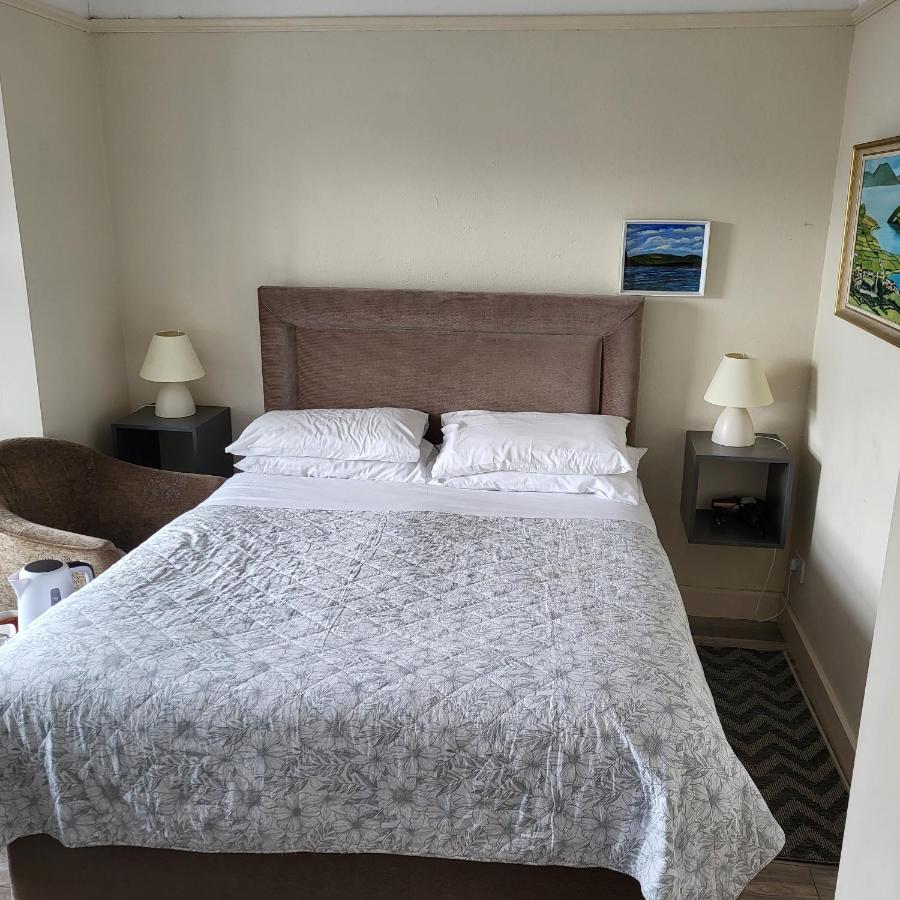 Habitación con cama extragrande y vistas al mar