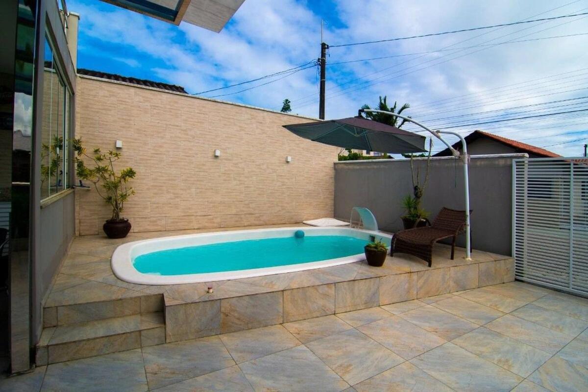 Casa c/piscina á 15 minutos Parque Beto Carreiro e 300m da praia Navegantes - Chambres d'hôtes Navegantes