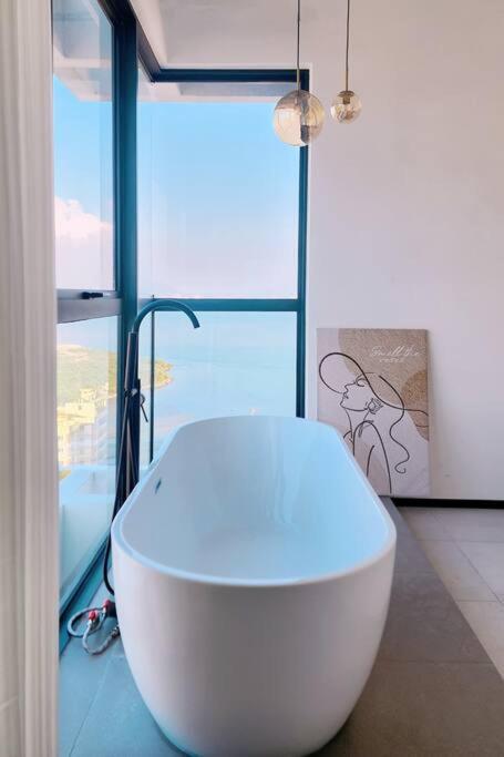 Bathtub with Seaview, 8pax, Urban Suites - 5km to Komtar - B&B