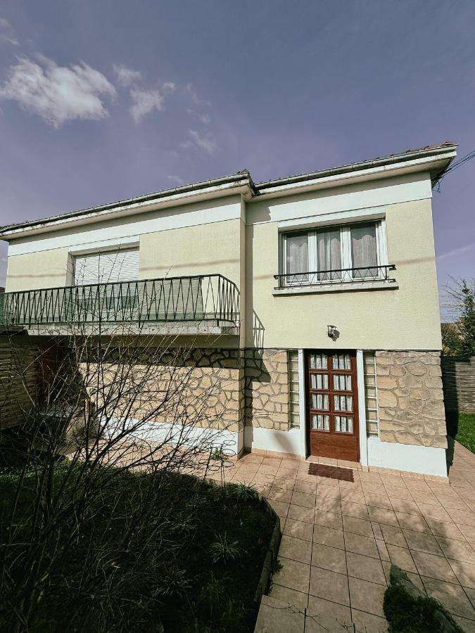 Duplex avec jardin - Proche Paris - Disneyland - RER - - B&B