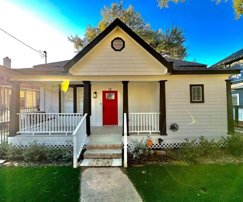 B&B Houston - Little Red Door Home ~ EaDo HTX - Bed and Breakfast Houston