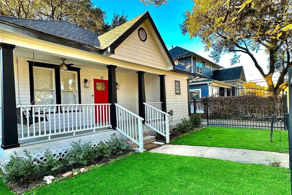 The Red Haven -Heart of EaDo HTX & NRG- - B&B