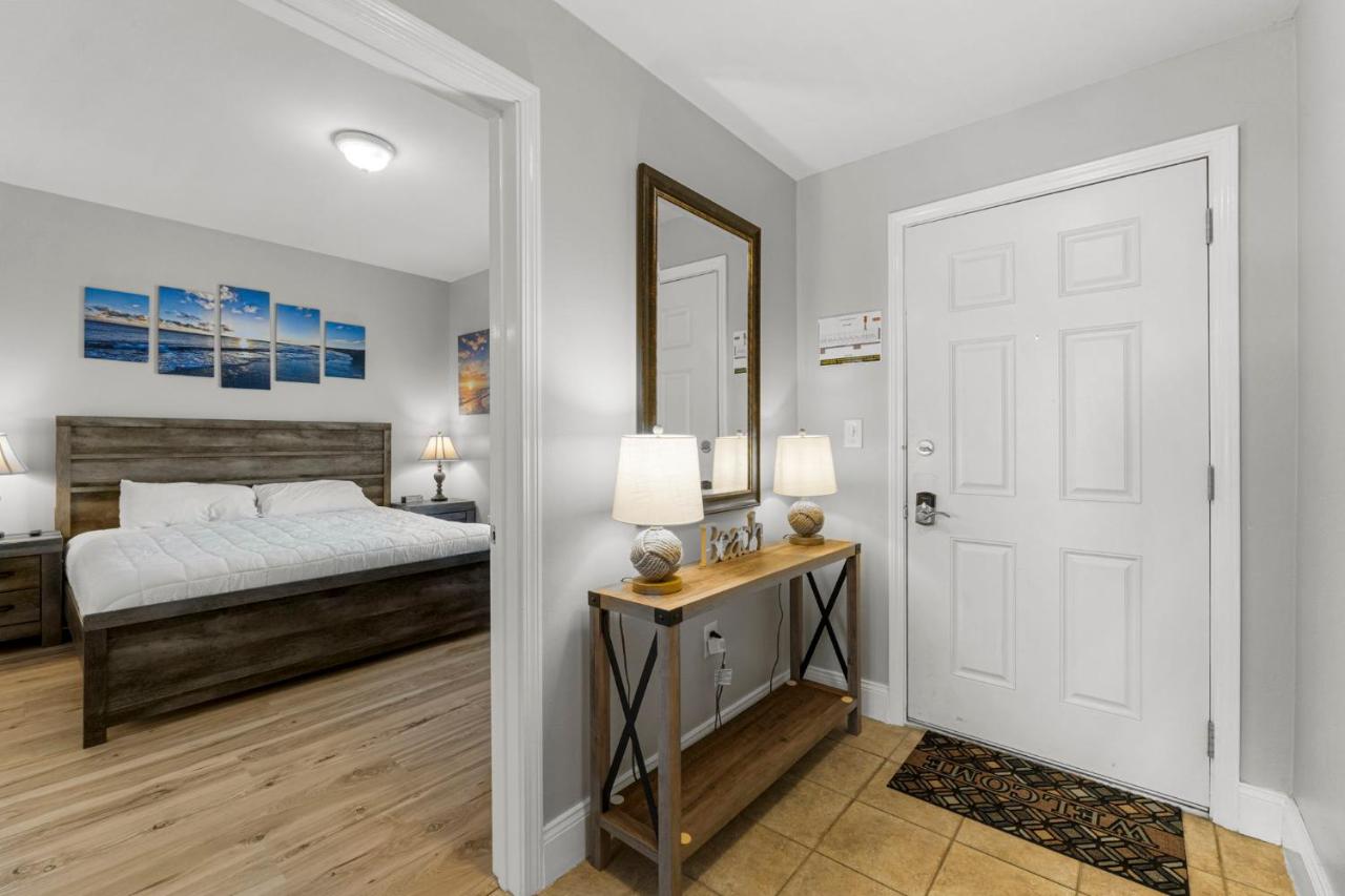 OCEAN VIEW 10th floor condo at the Laketown Wharf 1004 - B&B Panama City Beach