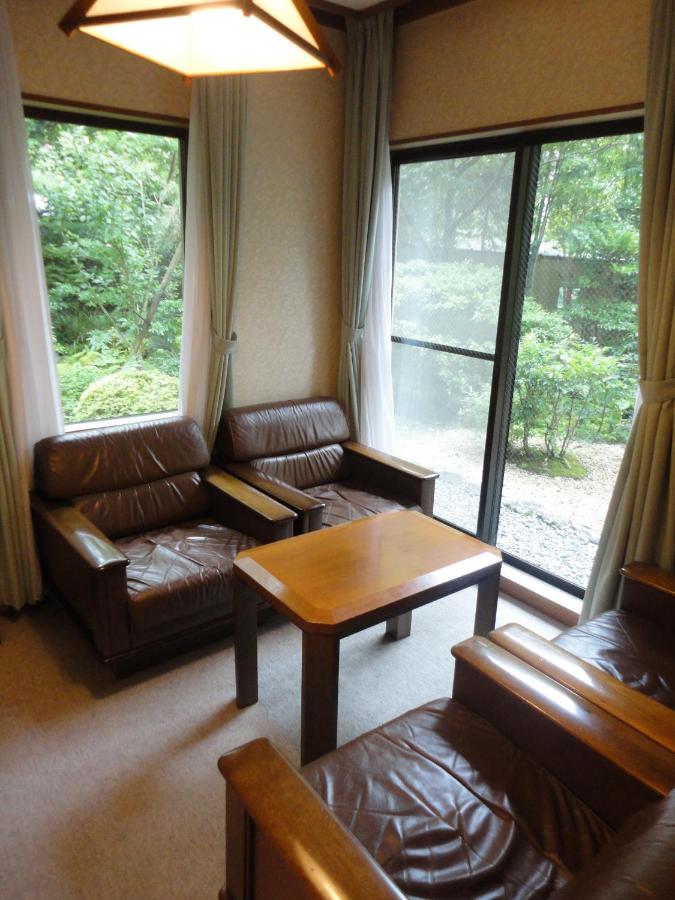 Eckzimmer im japanischen Stil mit heißer Quelle im Freien