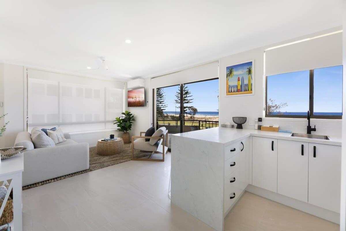 B&B Gold Coast - Beachfront Studio with Balcony & Stunning Views - Bed and Breakfast Gold Coast