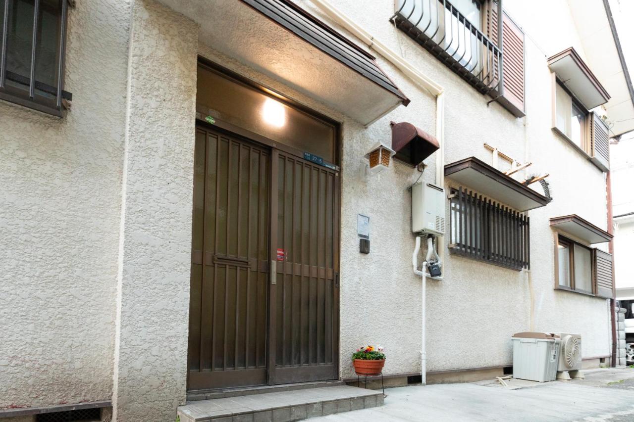 Umeda 15 min, Airport 40 min, USJ 30 min, Quiet residential neighborhood 5LDK Japanese style house for groups and families - B&B Osaka