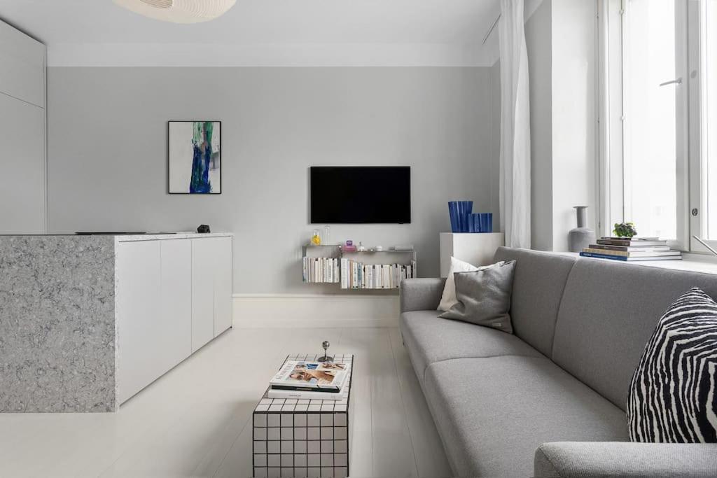 Harju 8 - Stylish - Minimalist - Best Location - Bed and Breakfast Helsinki