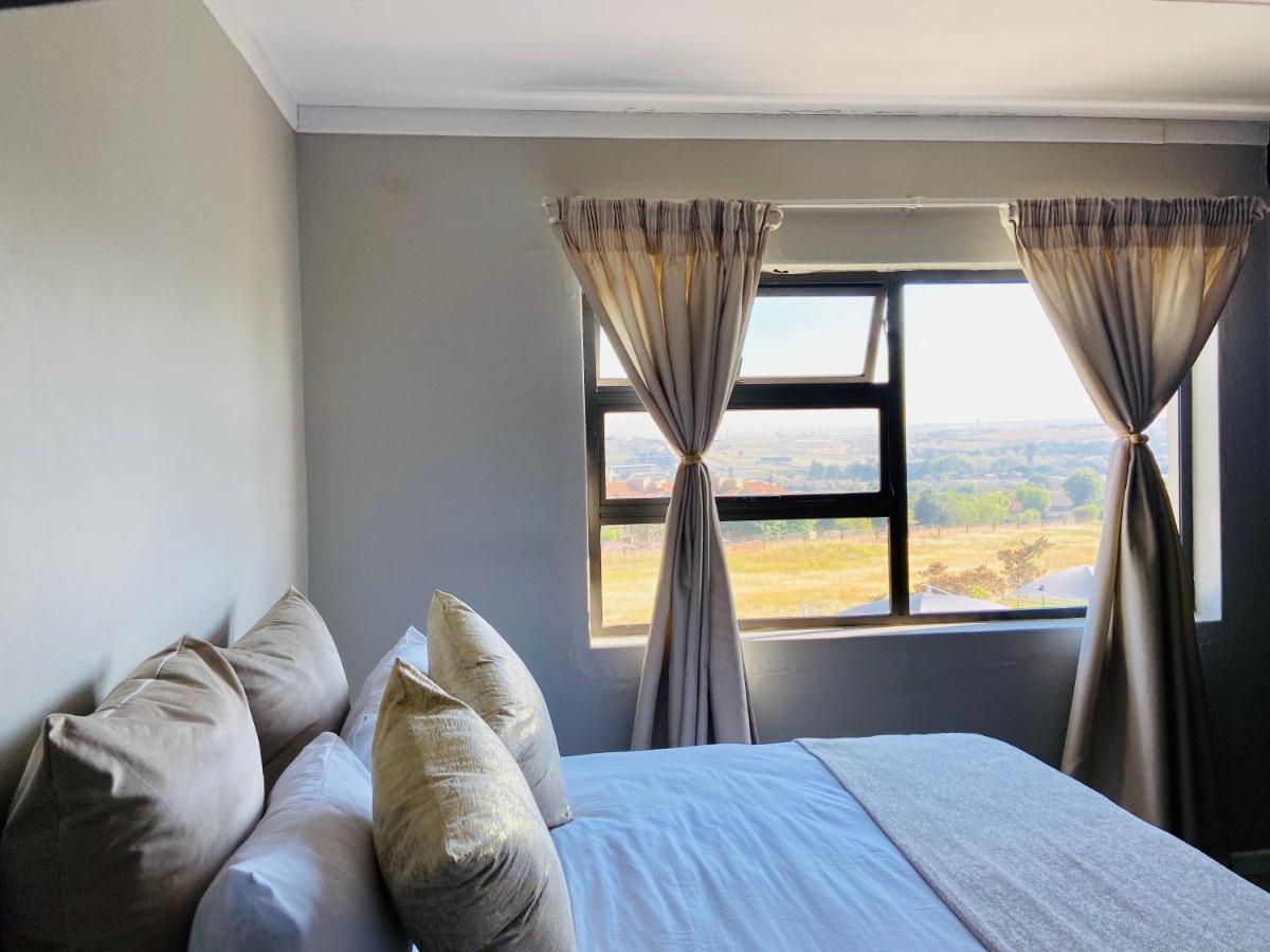 Modern Bachelor Flat in Dainfern Square - B&B