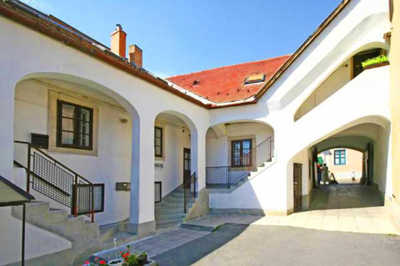 Barokk Vendégház - B&B