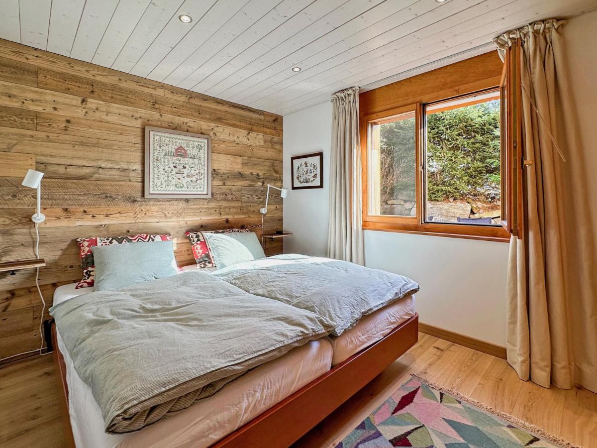 Apartment with Mountain View