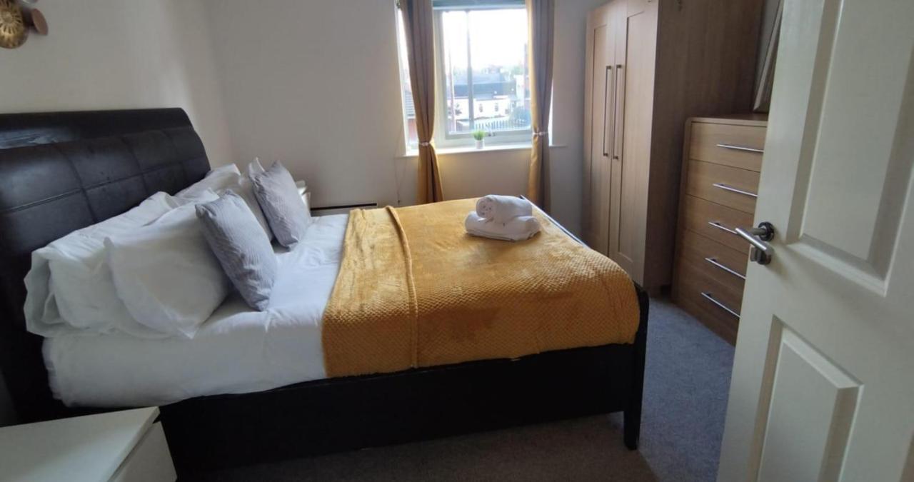 B&B Coventry - Business & Leisure City Centre 2 Bed En-suite Apartment with free parking and Netflix - Bed and Breakfast Coventry
