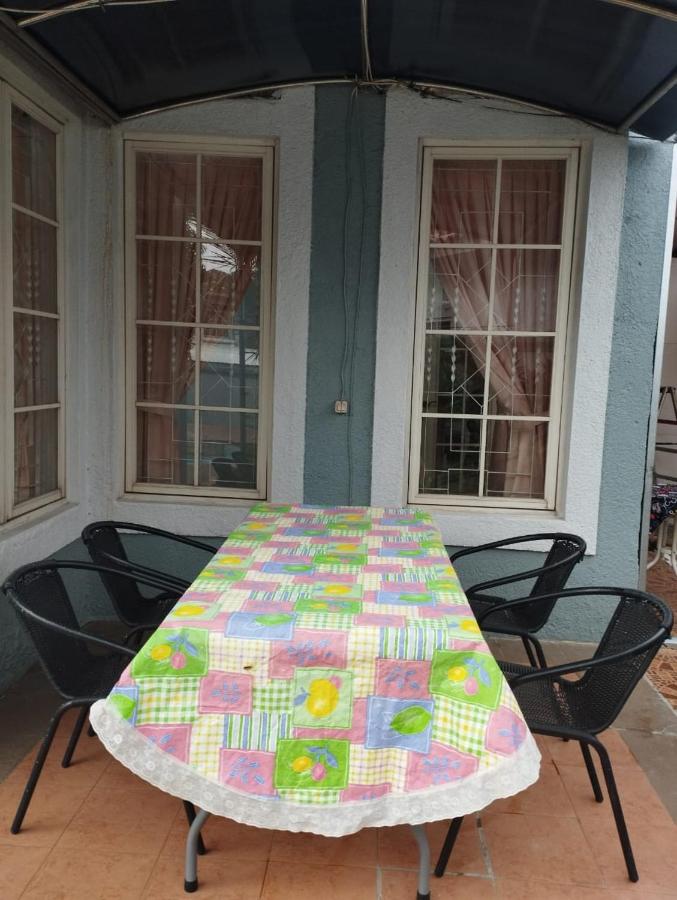 Vila Princess,Sentul 4bedroom dan,Private pool, Tenis meja, mini billiard, Karaoke, Ayunan,BBQ, 08satu3 80satu6 4satu5satu - Chambres d’hôtes Bogor