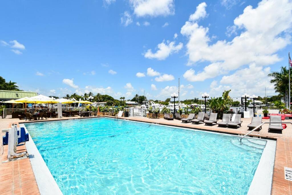 B&B Sarasota - ALL BRAND-NEW Waterfront-Pool, Tiki Bar, Gym - Bed and Breakfast Sarasota