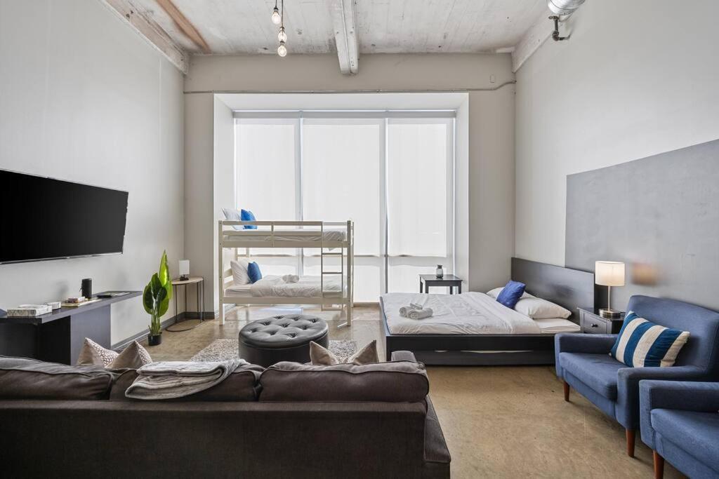Stunning Downtown Apartment with Pool, Laundry, Parking - B&B