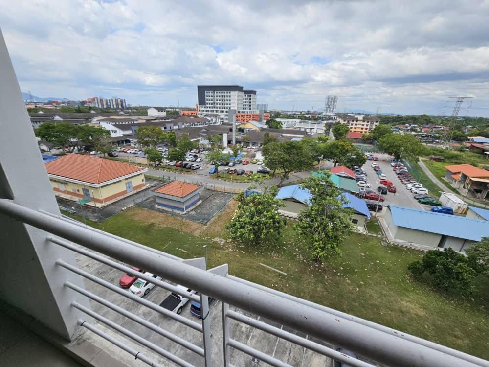 A&H Homestay Seberang Jaya with Swimming Pool & 3 Bedroom AC - B&B