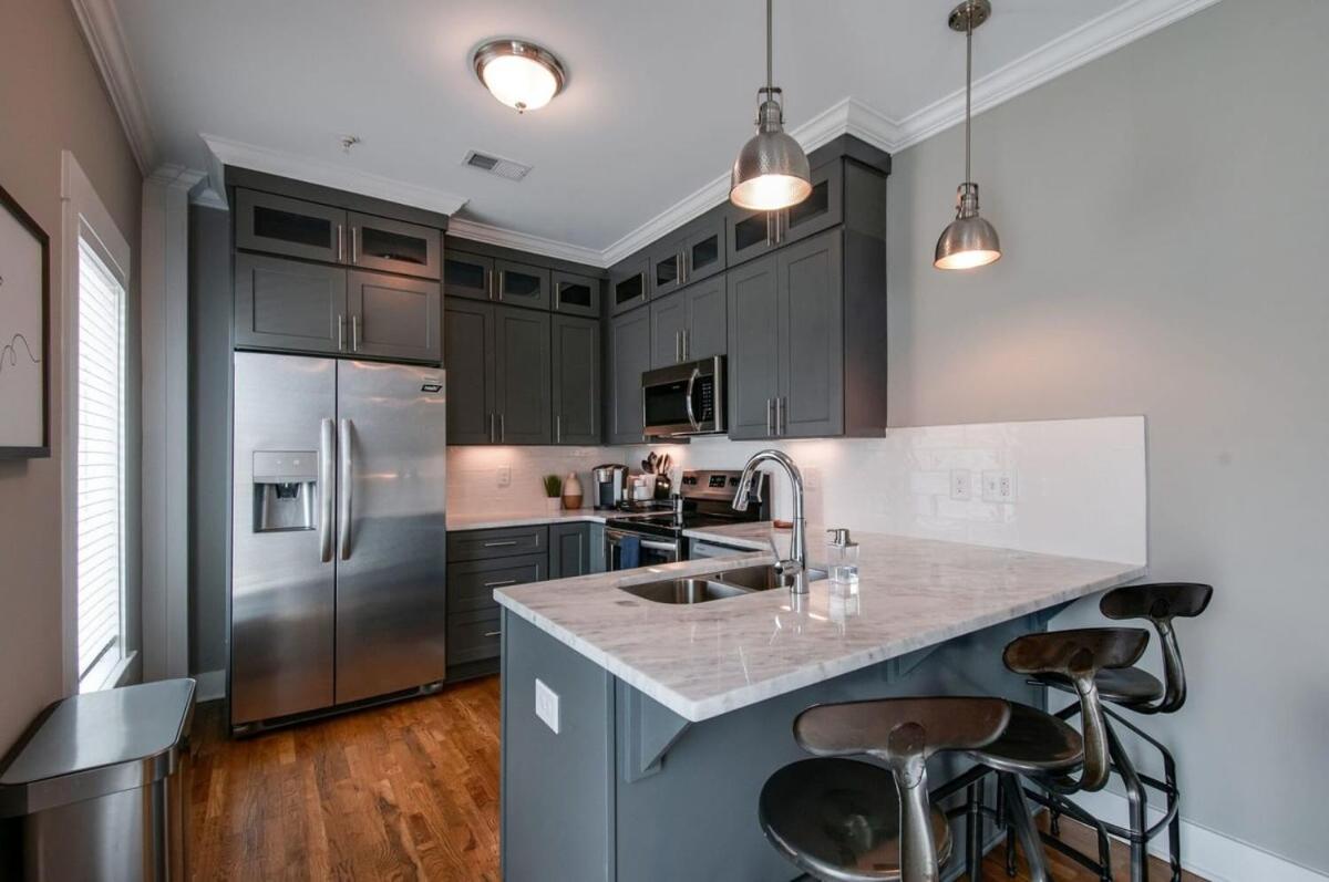 New Nashville Condo with 2 King beds walk to bars - B&B Nashville