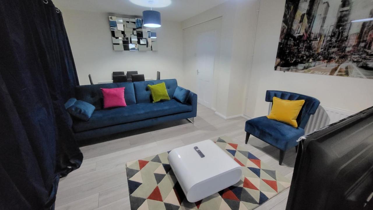 B&B London - Garland Modern Close To Station 3 Bedroom City Apartment - Bed and Breakfast London