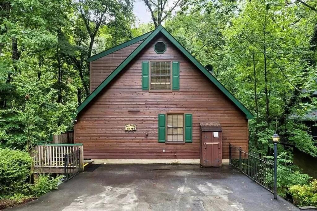 Beary Peaceful Smokies Retreat: Hot-Tub & Pools - B&B